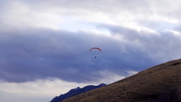 Para Glider Flying Boulder Colorado — Stock Video