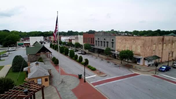サウスカロライナ州を通るセネカ サウスカロライナ州とアメリカ国旗 — ストック動画