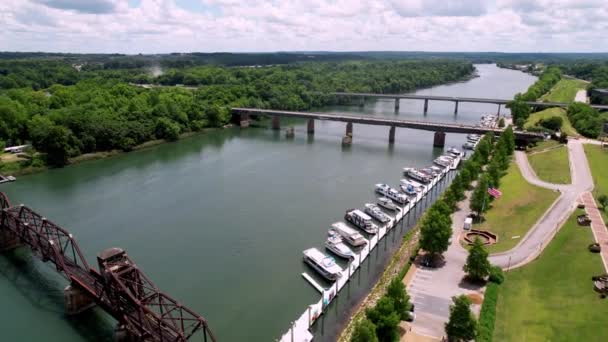 Barcos Puentes Largo Del Río Savannah Aerial Augusta Georgia — Vídeo de stock