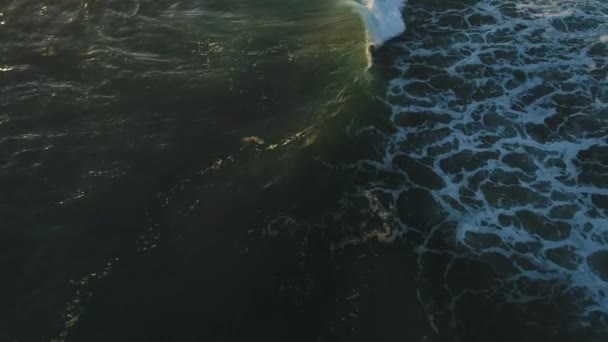 Letecký Pohled Shora Dolů Oceánské Vlny Ranním Sluncem Odrážejícím Vody — Stock video