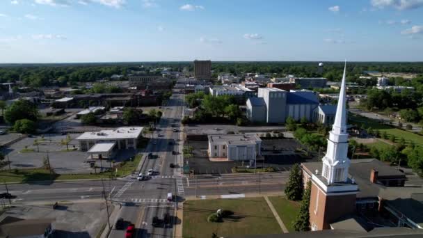 教会の尖塔の上に空中フローレンス カロライナ — ストック動画