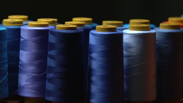Zbliżenie Niebieskiej Nici Bawełnianej Używane Przemyśle Odzieżowym Krawiectwo Produkcja Mody — Wideo stockowe