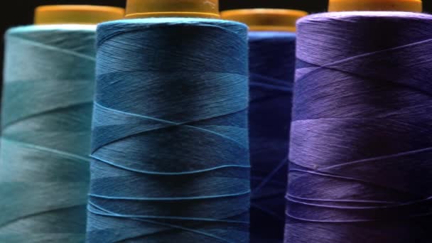 Close Van Kleurrijke Katoenen Draad Een Textielfabriek Ontwerper Mode Industrie — Stockvideo