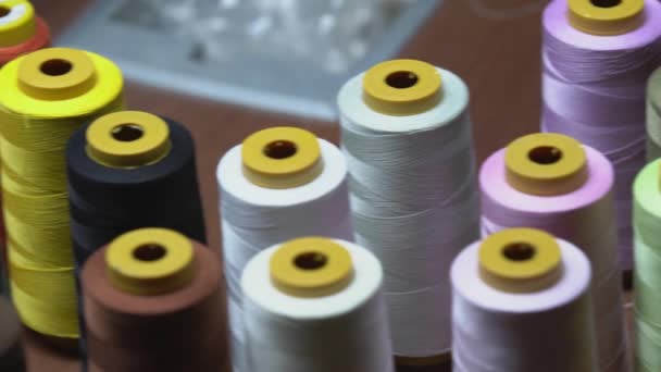 Panning Shot Colourful Spools Cotton Thread Warsztacie Produkcji Odzieży — Wideo stockowe