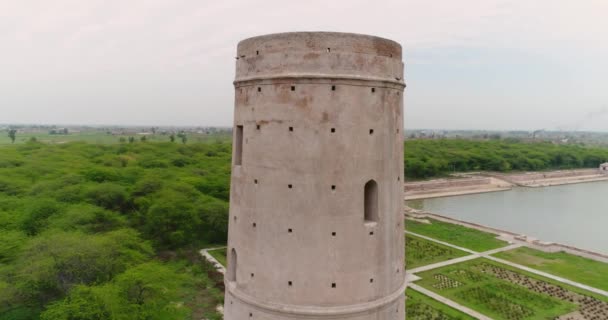 Aerial Tracking Shot Sandstone Tower Architecture Hiran Minar Pakistán — Vídeos de Stock