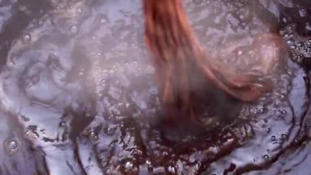 Bubblor Bildar Vattenytan Färgning Textilier Med Organisk Röd Madder Färg — Stockvideo