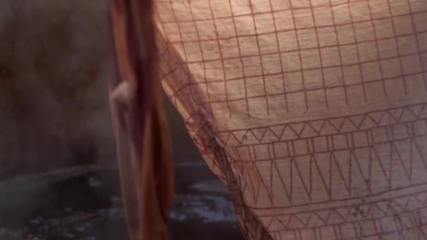 Detailní Záběr Organických Textilií Během Procesu Barvení Červeným Práškovým Barvivem — Stock video