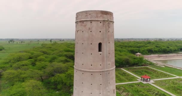 Tracking Aerial Shot Sandstone Tower Historic Hiran Minar Punjabi Pakistan — Stockvideo