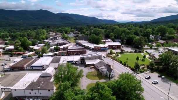Empuje Aéreo Hacia Black Mountain Black Mountain North Carolina Small — Vídeos de Stock