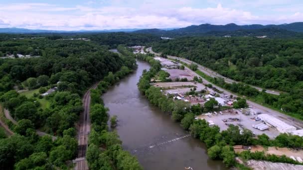 沿着位于北卡罗莱纳州阿什维尔市阿什维尔市的法国宽阔河流飞行 — 图库视频影像