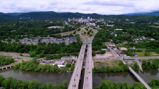 アシュビル ノースカロライナ州アシュビルNc以下の高速道路を持つ都市への空中アプローチ — ストック動画