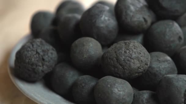 Closeup Shot Black Dried Madder Dye Balls Folosit Pentru Vopsirea — Videoclip de stoc