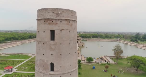 Tracking Aerial Shot Sandstone Tower Hiran Minar Pakistan Tourist Destination — Stock Video