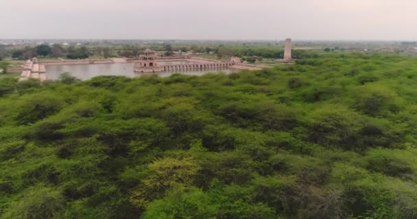 Luchtvlucht Van Hiran Minar Het Omringende Antilopen Wildreservaat Pakistan — Stockvideo