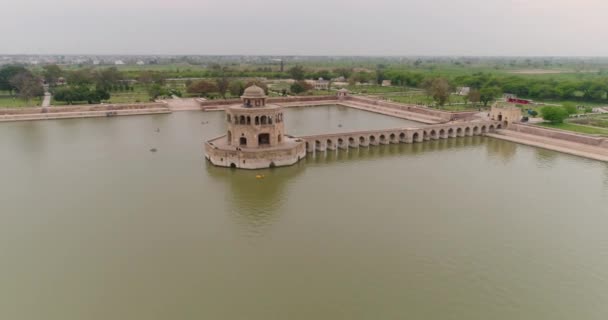 Aerial Flyover Famous Lake Hiran Minar Τουριστικός Προορισμός Στο Πακιστάν — Αρχείο Βίντεο