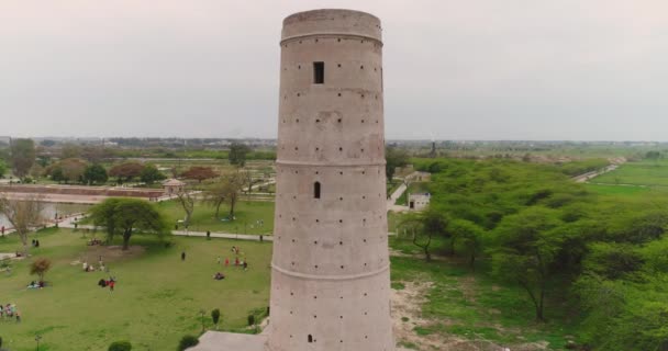 Отслеживание Аэросъемка Хиран Минар Башня Туристы Посетить Знаменитый Ориентир Пакистане — стоковое видео