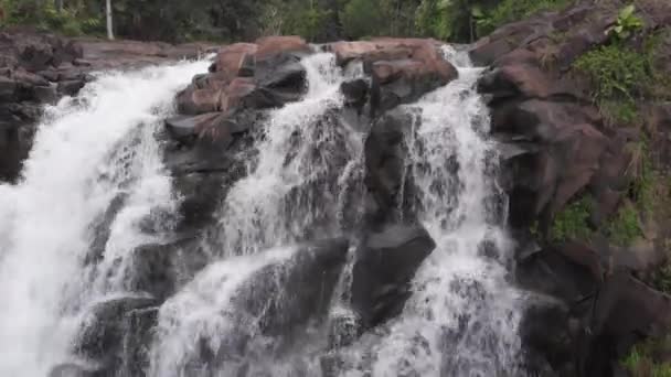 Hawaii Vattenfall Nära Håll Går Nedåt Från Toppen Ett Djungelvattenfall — Stockvideo