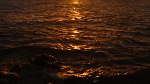 Zlaté Vlnky Mořské Vody Během Západu Slunce Rozlišení Umístění Velký — Stock video