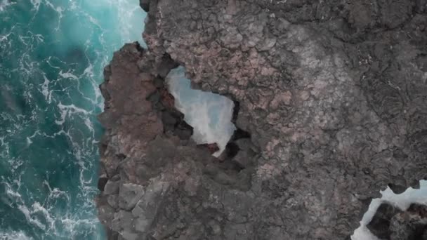 Hawaii Nin Lav Kayaları Kıyısında Açılıyor Siperlerde Okyanus Dalgaları Var — Stok video