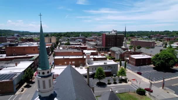 ジョンソンシティテネシーダウンタウン空中教会フライオーバー — ストック動画