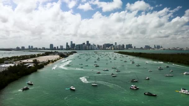 Incrível Tiro Aéreo Miami Skyline Com Barcos Água Brickell Miami — Vídeo de Stock