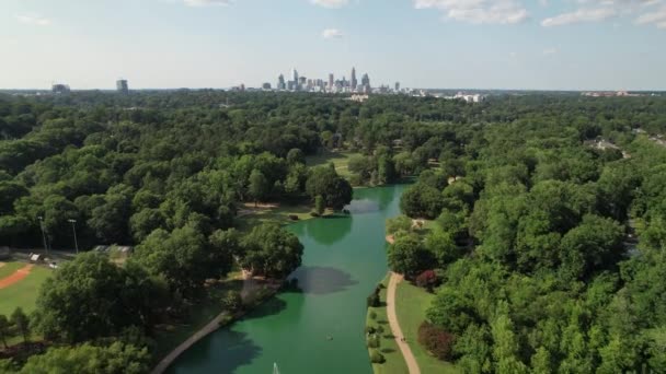 High Aerial Push Freedom Park Med Charlotte Skyline Bakgrunden Charlotte — Stockvideo