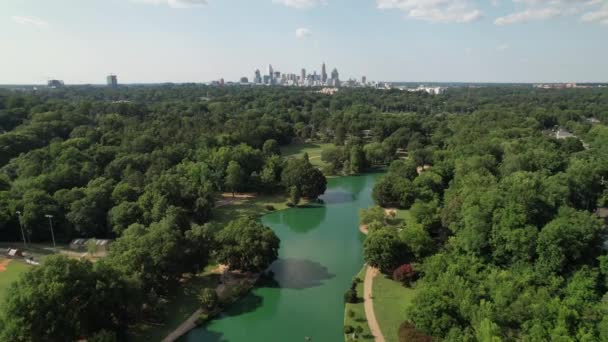 シャーロット ノースカロライナ州シャーロットの自由公園の上の空中プルアウト — ストック動画