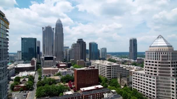 Charlotte Skyline Dibingkai Oleh Bangunan Udara Charlotte North Carolina — Stok Video