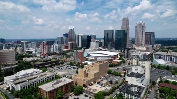 Aerial Push Charlotte Skyline Spectrum Center Foreground Charlotte North Carolina — Stock video