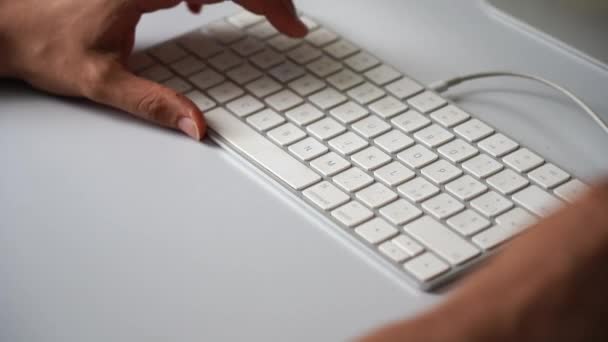 Bilgisayarda Çalışan Kadınların Ellerini Kapat Beyaz Bilgisayar Klavyesinde Yazılıyor — Stok video