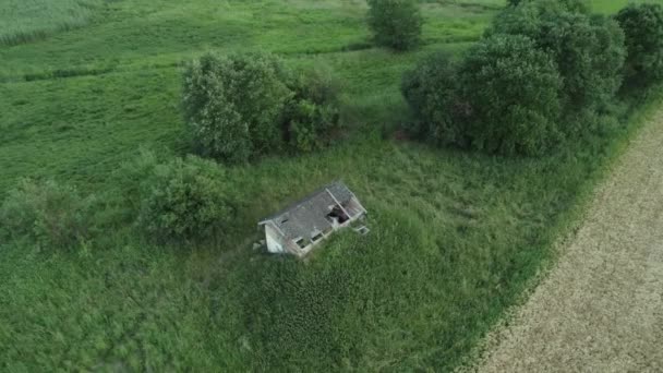 Drohnen Clip Über Einem Baufälligen Haus Auf Dem Land Sommer — Stockvideo