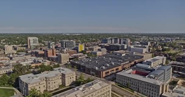 アイオワシティアイオワ航空シネマティックが街中を飛び回る 6Kフッテージ 2020年8月 — ストック動画