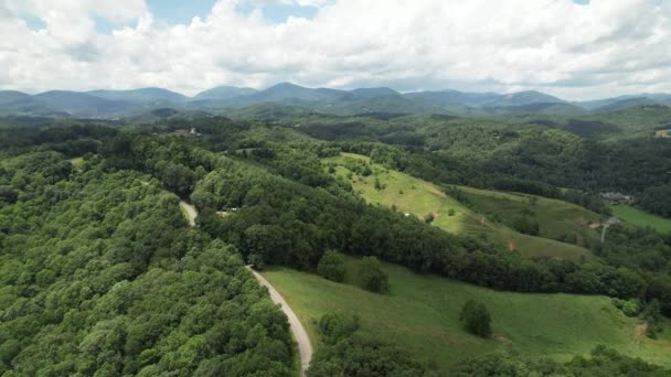 北卡罗莱纳州Boone 北卡罗莱纳州Blowing Rock Nc附近的Watauga县蛇山和麋鹿诺区的空中倾斜 — 图库视频影像