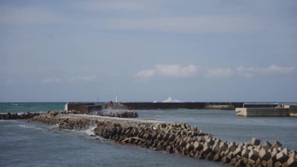 Κύματα Σπάνε Στο Λιμάνι Mikuriya Θάλασσα Της Ιαπωνίας Στην Ακτογραμμή — Αρχείο Βίντεο