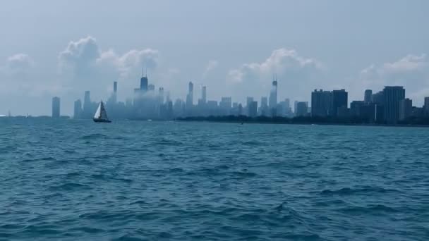 시카고 스카이라인의 여름날입니다 구름은 전경에 돛단배 — 비디오