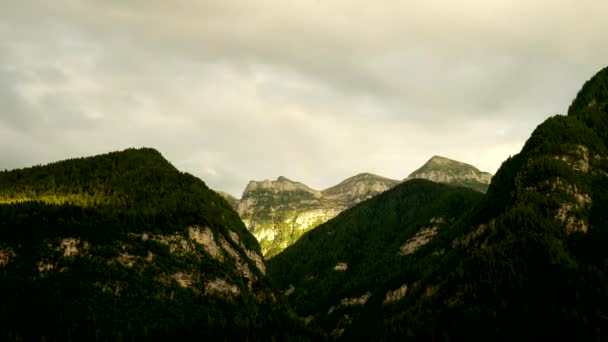 Nuvole Drammatiche Attraversano Cielo Mentre Sole Tramonta Oltre Aspre Montagne — Video Stock