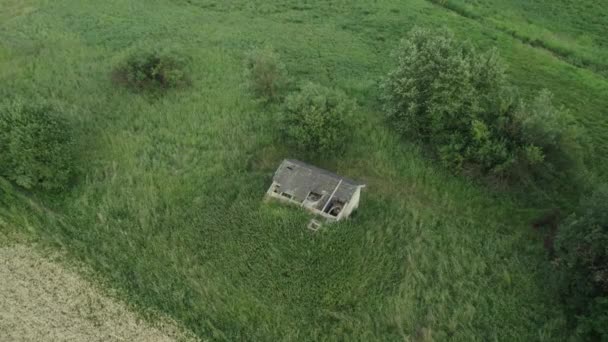 Drohnenflug Über Ein Verlassenes Bauwerk Oder Schuppen Mit Diagonaler Überführung — Stockvideo