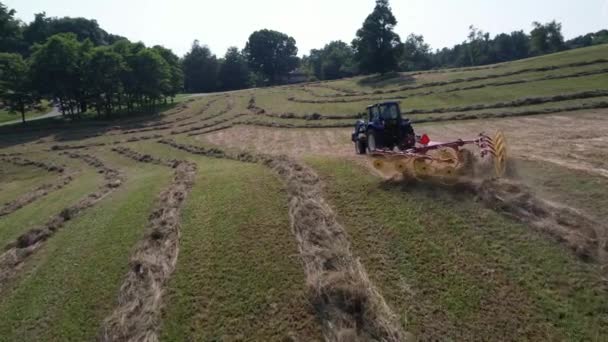 Raking Hay Con Tractor Condado Watauga Boone Carolina Del Norte — Vídeo de stock