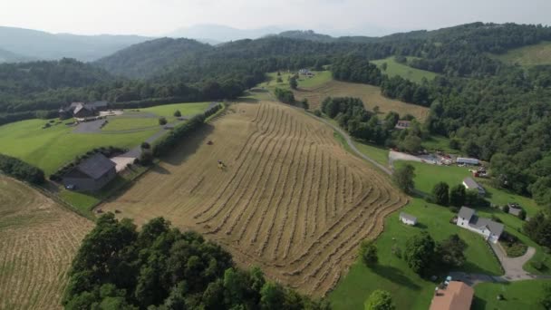 Aerial High Shot Hay Pasture Tractor Watauga County North Carolina — 비디오