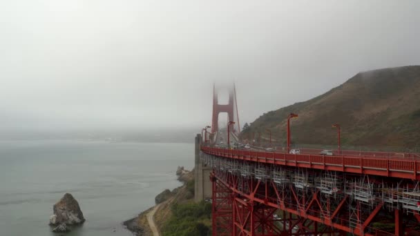 大雾天气下从北侧俯瞰金门大桥 — 图库视频影像