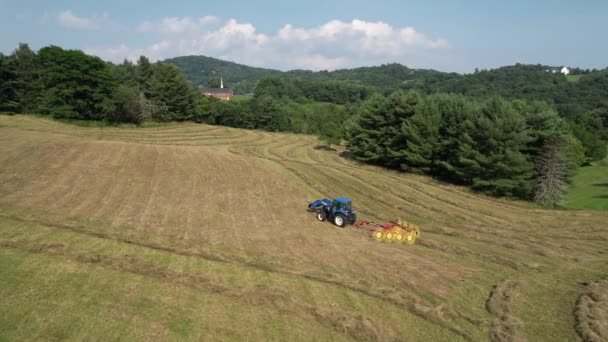 Champ Foin Moment Récolte Avec Église Arrière Plan Près Boone — Video