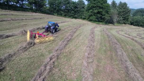 Трактор Грабит Сено Время Сбора Урожая Около Бун Северная Каролина — стоковое видео