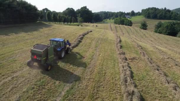 Hay Bale Ditarik Oleh Traktor Dekat Boone North Carolina — Stok Video