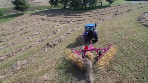 北卡罗莱纳州Boone Nc附近的收割季节 稻草耙被拖拉机拖在田里 — 图库视频影像
