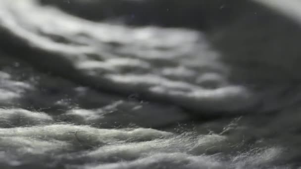 Closeup Των Ανακυκλωμένων Υφασμάτων Μαλακές Ίνες Που Παράγονται Μεταποιητική Βιομηχανία — Αρχείο Βίντεο