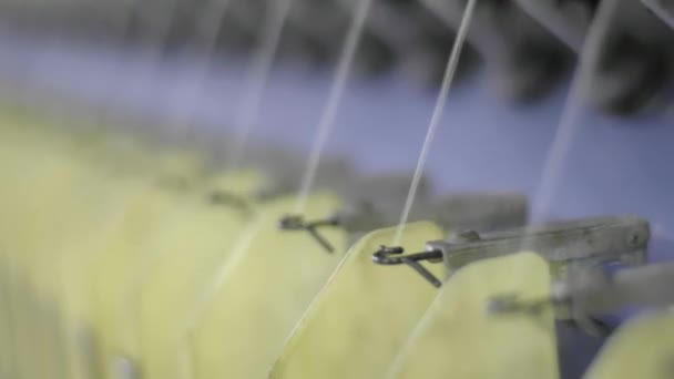 Primo Piano Colpo Filo Cotone Durante Processo Produzione Abbigliamento Tessile — Video Stock