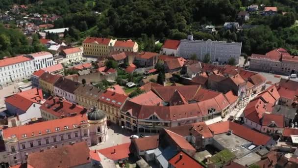 Vista Aérea Tribunal Municipal Com Igreja Lawrence Distância Pozega Slavonia — Vídeo de Stock