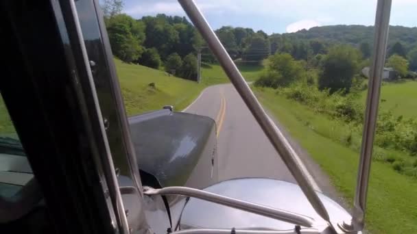 ノースカロライナ州のカーヴィー ロードにセミトラック トラクター トレーラー ディーゼルトラック — ストック動画