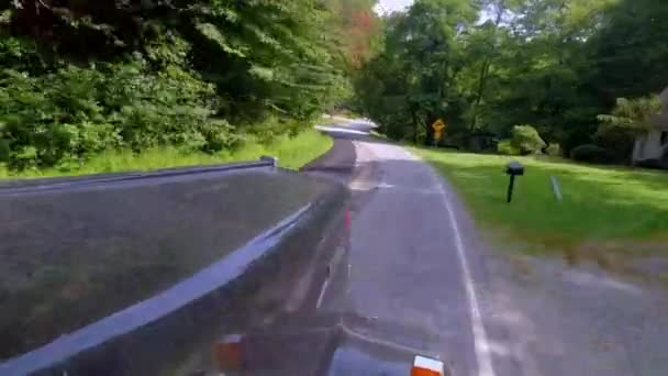 Curvy Country Road Curvy Country Road上的Tractor Trailer Semi Diesel Truck — 图库视频影像