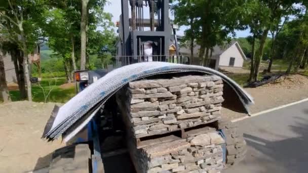 石のパレット建設現場でフォークリフトによってアンロード — ストック動画